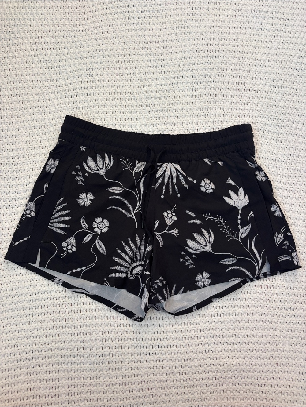 Athleta Black and White Floral Athletic Gym Shorts with Drawstring 4 Inch Inseam